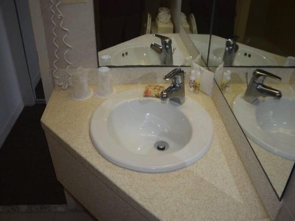 Castaways Resort and Suites - Photo 33