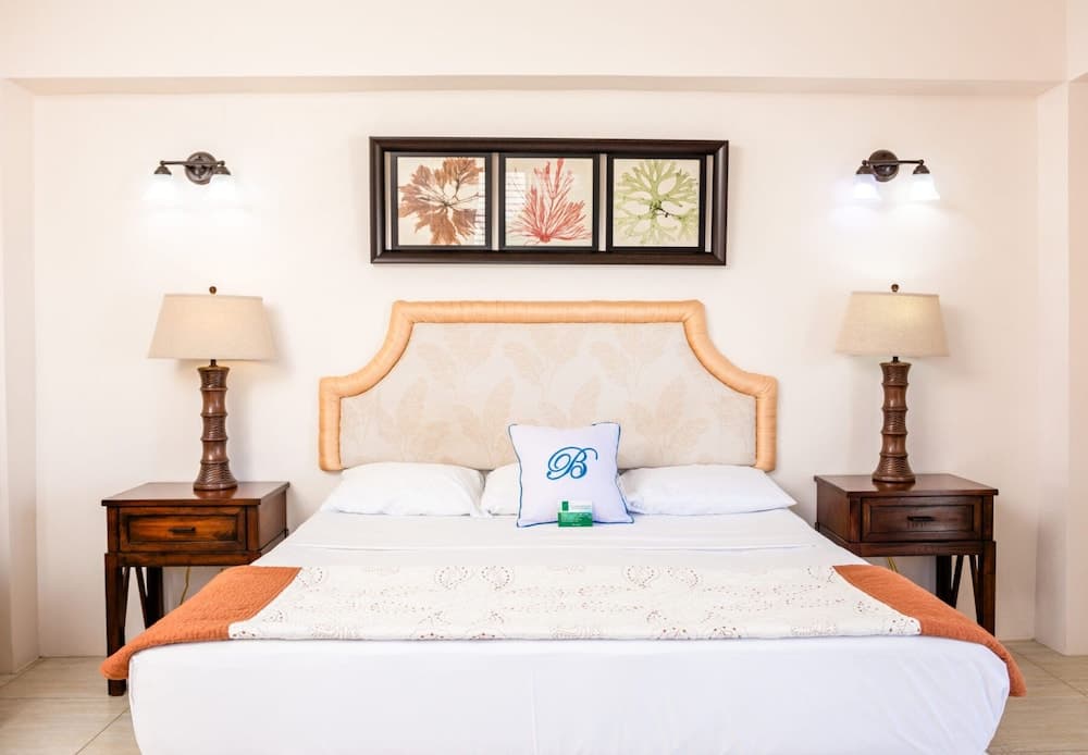 Beachcombers Hotel - Photo 19