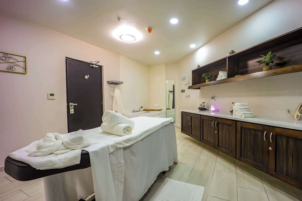 Comfort Inn & Suites Tobago - Photo 16