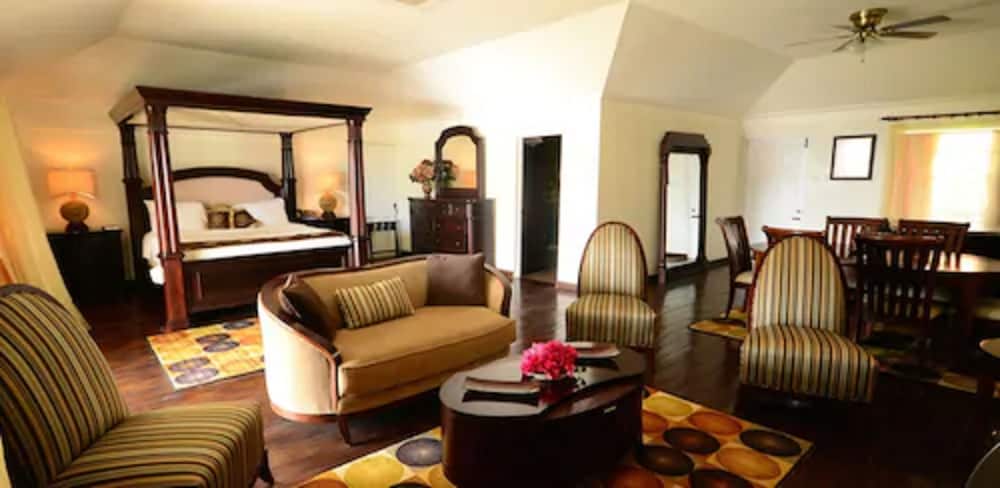 Beachcombers Hotel - Photo 17