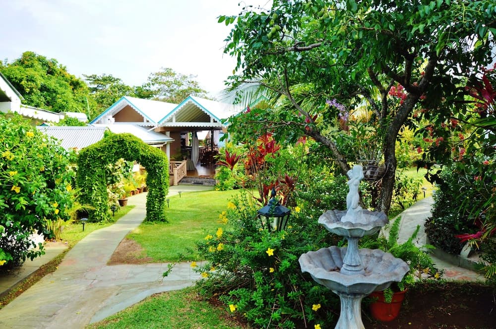 Beachcombers Hotel - Photo 27